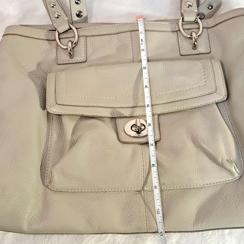 Coach Outstanding Condition - Picture 13 of 15